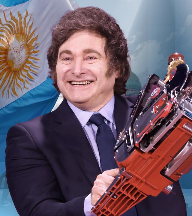 Der argentinische Präsident Javier Milei mit einer Kettensäge in der Hand vor der argentinischen Flagge.