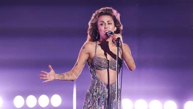 Miley Cyrus singt bei den Grammy Awards in Los Angeles.