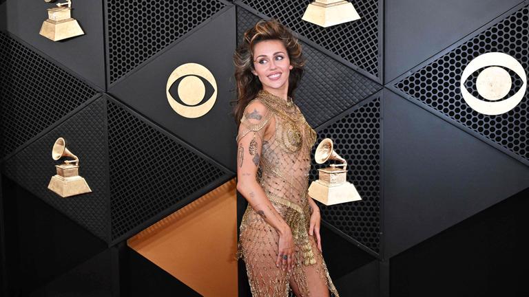 Miley Cyrus auf dem roten Teppich der Grammys 2024