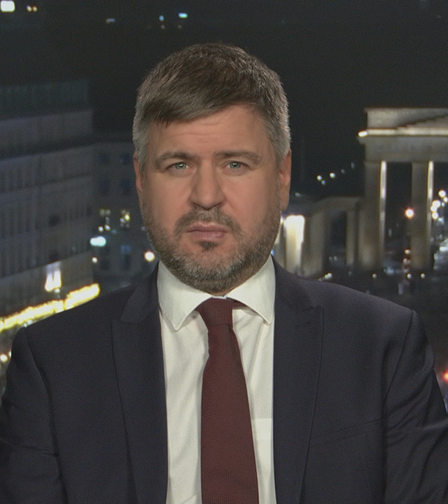 Mikko Huotari, der Leiter des MERCATOR Instituts, im Hauptstadtstudio vor einer Grafik des Brandenburger Tors