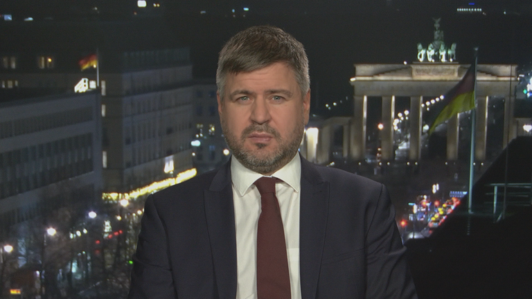 Mikko Huotari, der Leiter des MERCATOR Instituts, im Hauptstadtstudio vor einer Grafik des Brandenburger Tors