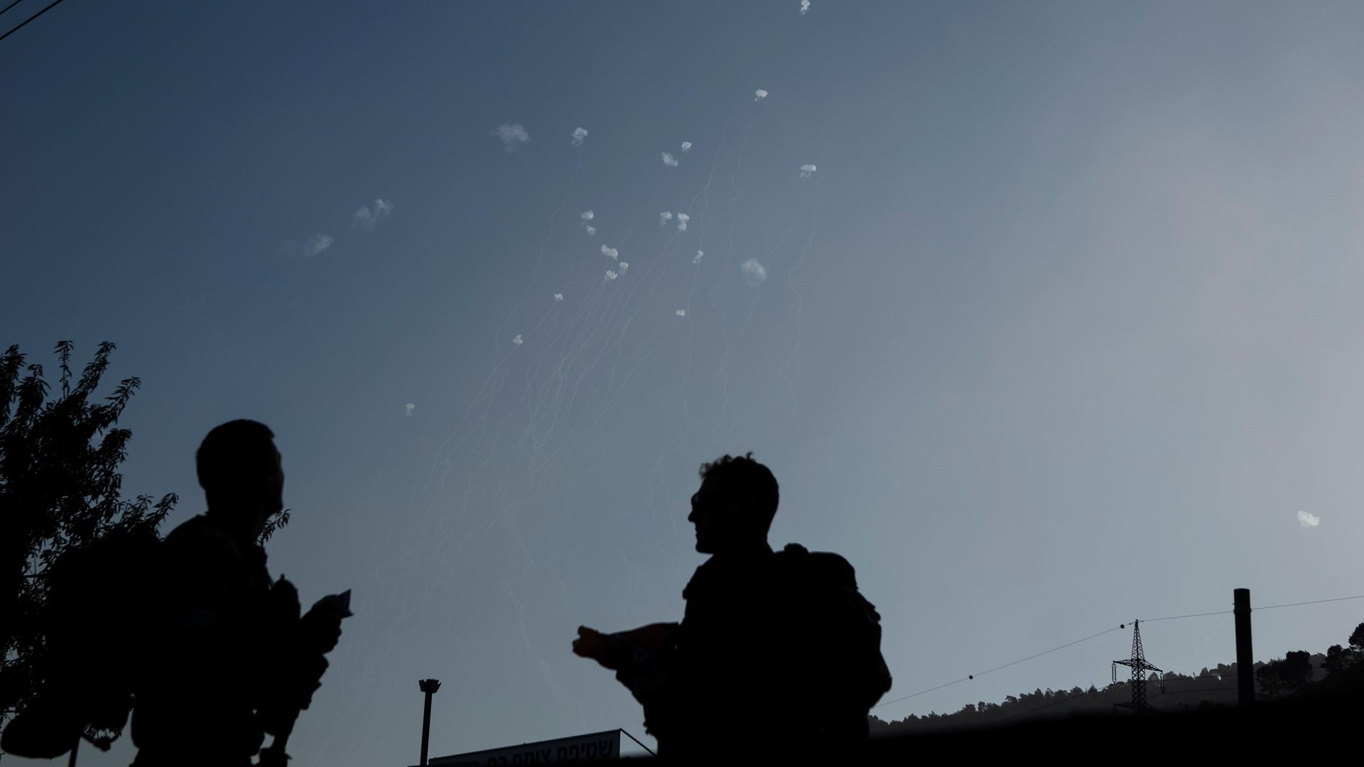 Angehörige der israelischen Streitkräfte beobachten im Norden Israels, wie das Luftabwehrsystem Iron Dome Raketen abfängt