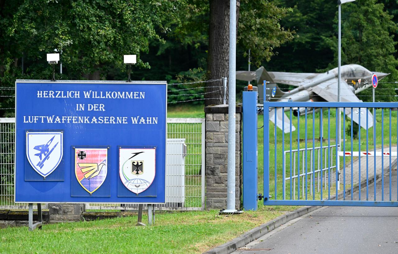 Nordrhein-Westfalen, Köln: Ein Schild steht am Eingang zur Luftwaffenkaserne in Wahn und dahinter ein kleines Flugzeug.