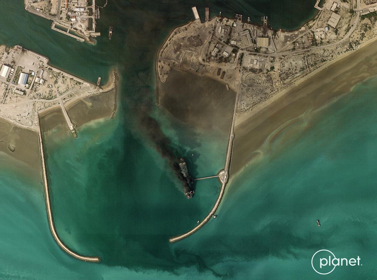Dieses von Planet Labs PBC zur Verfügung gestellte Satellitenbild zeigt den Militärhafen von Bandar Abbas im Iran am 02.03.2026. 