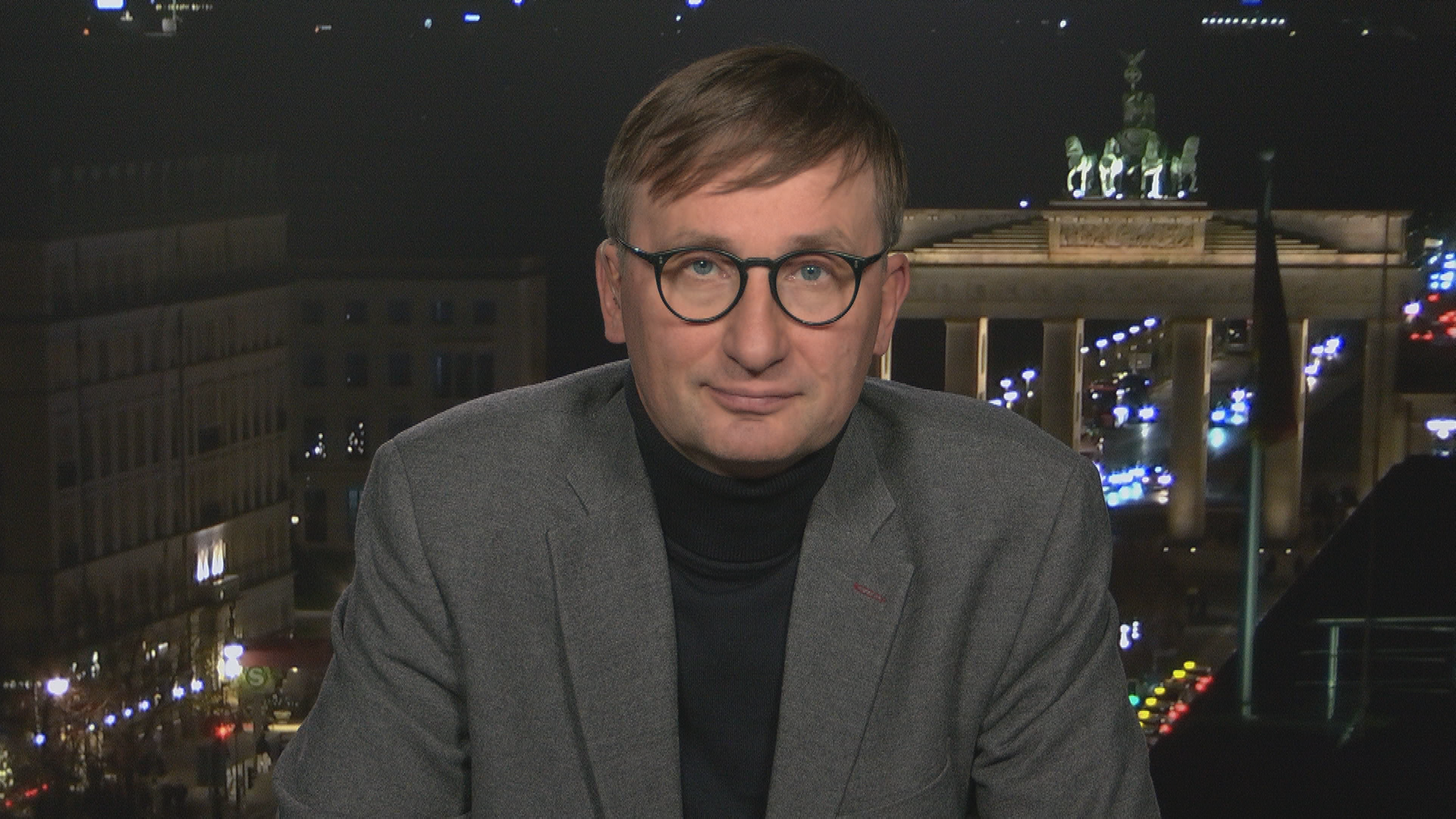 Sönke Neitzel mit dem Brandenburger Tor im Hintergrund.
