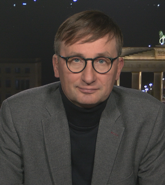 Sönke Neitzel mit dem Brandenburger Tor im Hintergrund.