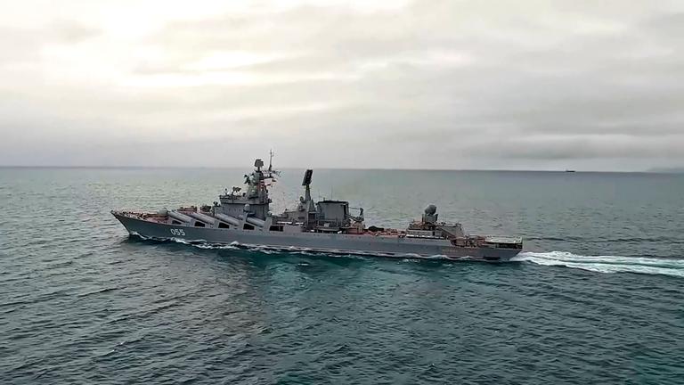 Auf diesem Foto aus einem vom Pressedienst des russischen Verteidigungsministeriums am 12.09.2025, verbreiteten Video ist der Raketenkreuzer Marschall Ustinow der Nordflotte der russischen Marine während gemeinsamer Militärübungen zwischen Russland und Belarus zu sehen.