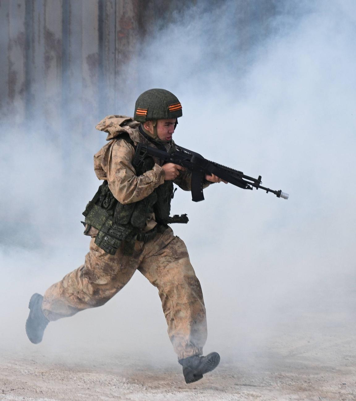 14.09.2025 Ein Soldat übt während der russisch-weißrussischen gemeinsamen Militärübungen Zapad 2025 (West 2025) auf dem Übungsgelände des Ministeriums für Notfälle im Bezirk Borisov, Weißrussland, taktische Maßnahmen zur Suche, Blockade und Zerschlagung illegaler bewaffneter Gruppen.