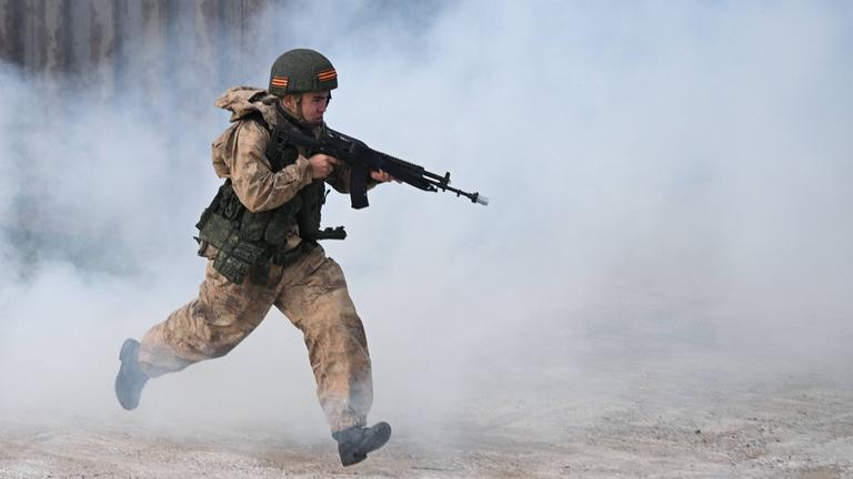 14.09.2025 Ein Soldat übt während der russisch-weißrussischen gemeinsamen Militärübungen Zapad 2025 (West 2025) auf dem Übungsgelände des Ministeriums für Notfälle im Bezirk Borisov, Weißrussland, taktische Maßnahmen zur Suche, Blockade und Zerschlagung illegaler bewaffneter Gruppen.