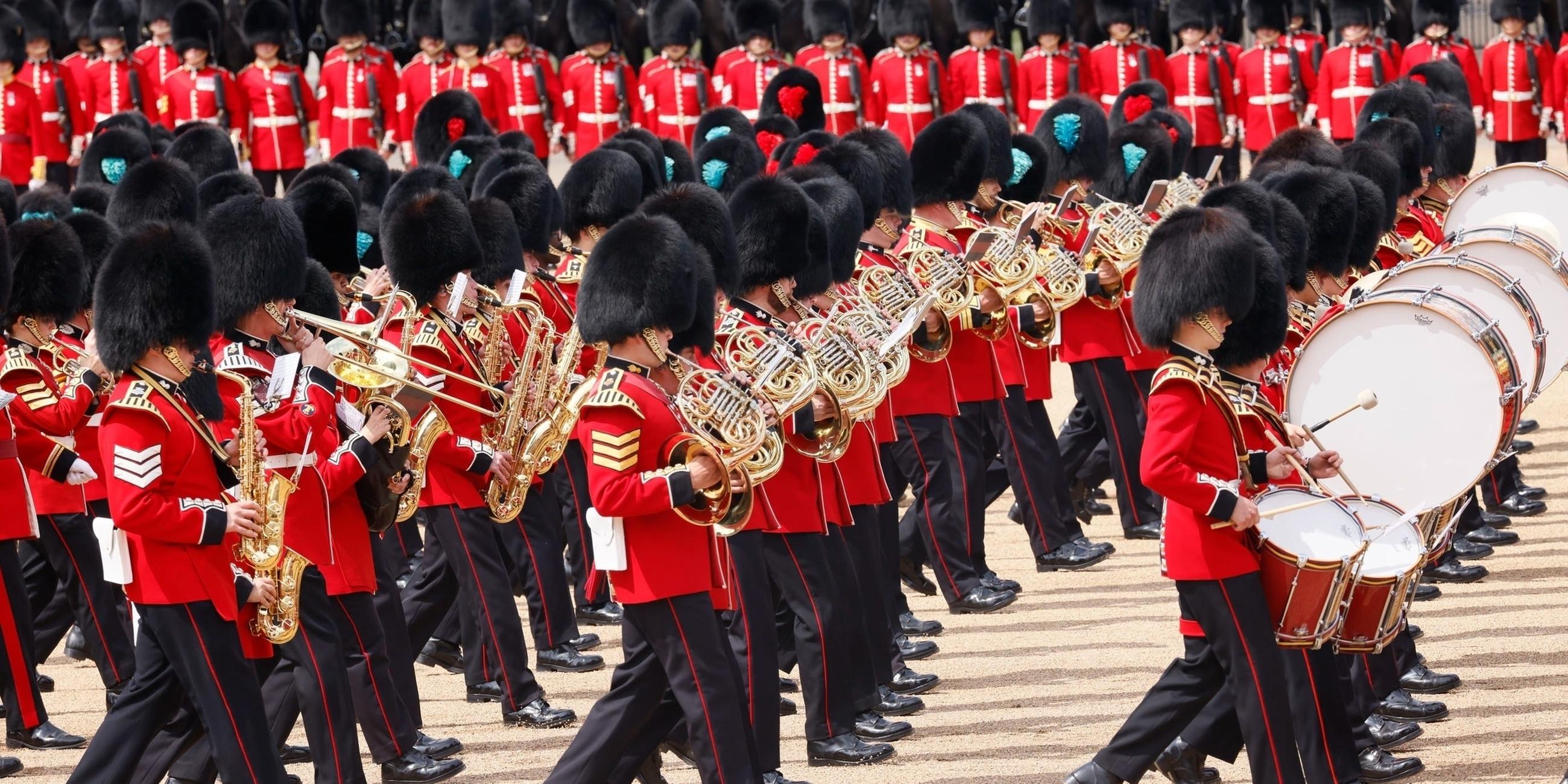 Marschierende Soldaten in Uniformen bei der Militärparade "The Colonel's Review"