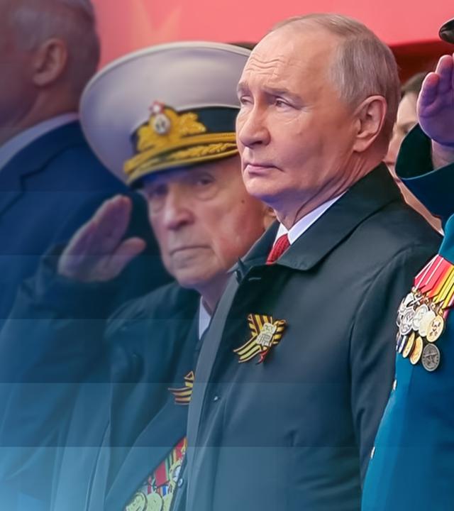 Russlands Präsident Wladimir Putin mit hohen russischen Befehlshabern des Militärs auf der Militärparade zum Tag des Sieges über Nazi-Deutschland.