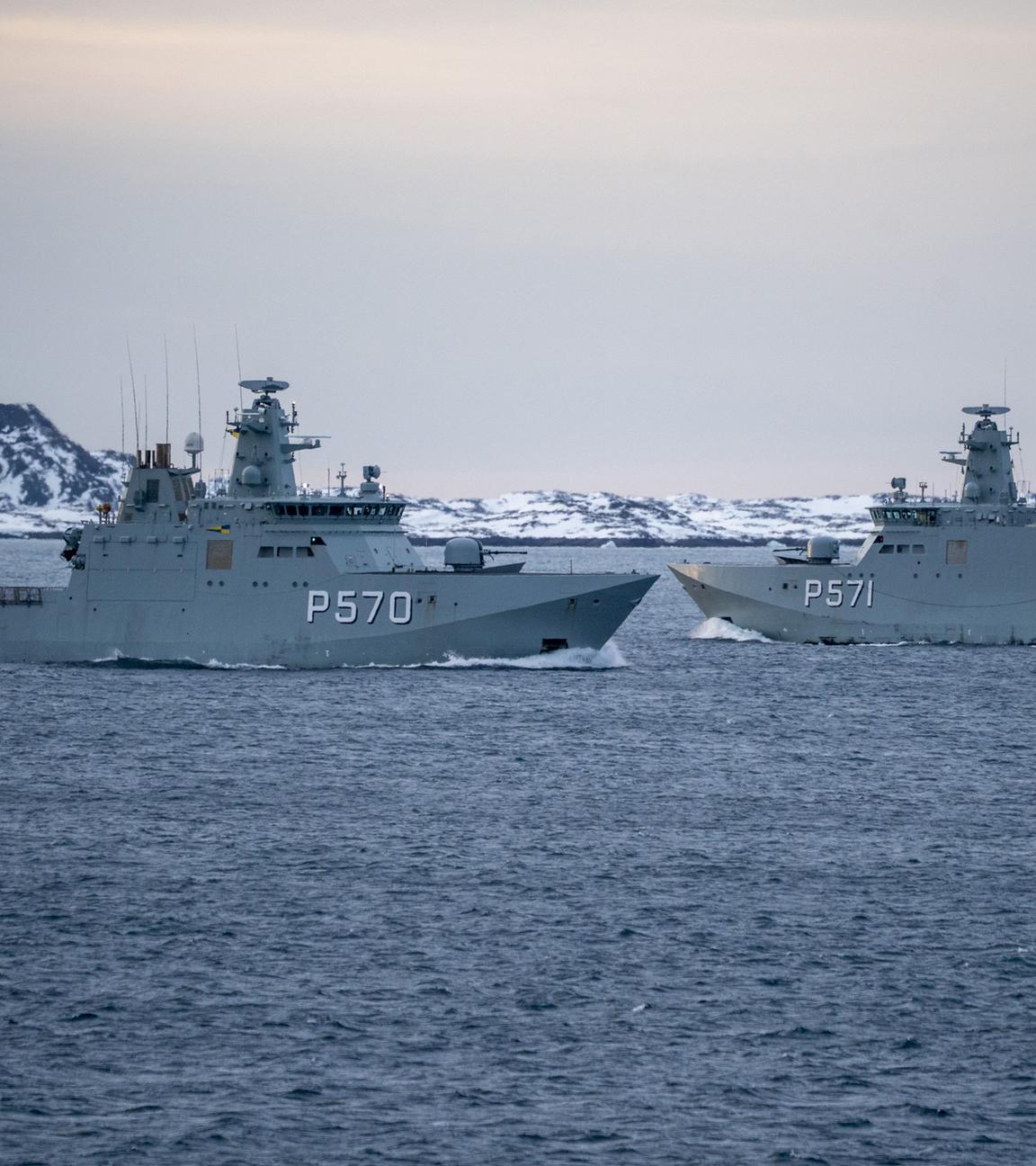 Militärschiffe patrouillieren in den Fjorden der Hauptstadt von Grönland am 22.01.2026 in Nuuk.
