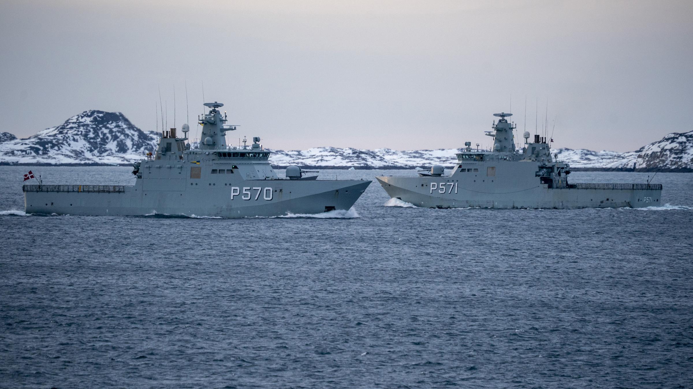 Militärschiffe patrouillieren in den Fjorden der Hauptstadt von Grönland am 22.01.2026 in Nuuk.