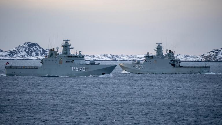 Militärschiffe patrouillieren in den Fjorden der Hauptstadt von Grönland am 22.01.2026 in Nuuk.