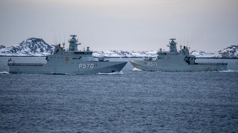 Militärschiffe patrouillieren in den Fjorden der Hauptstadt von Grönland am 22.01.2026 in Nuuk.