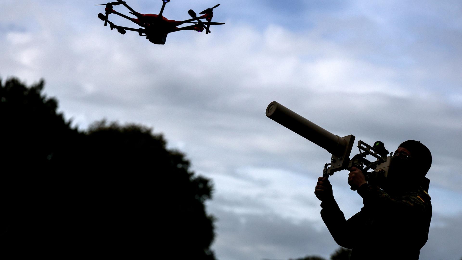 Ein Soldat der Bundeswehr nutzt einen HP 47 Drohnenstörsender während der Militärübung „Roter Sturm Bravo“ von Bundeswehr und zivilen Behörden am 26. 9. 2025 in Hamburg. 