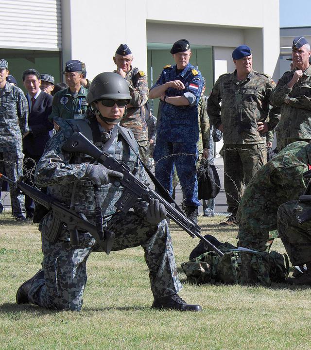 Soldaten der Japanischen Maritimen Selbstverteidigungsstreitkräfte und der deutschen Bundeswehr nehmen im Rahmen des japanisch-amerikanischen Militaermanoevers Keen Sword 27 an einer gemeinsamen medizinischen Übung auf der Luftwaffenbasis Iruma teil