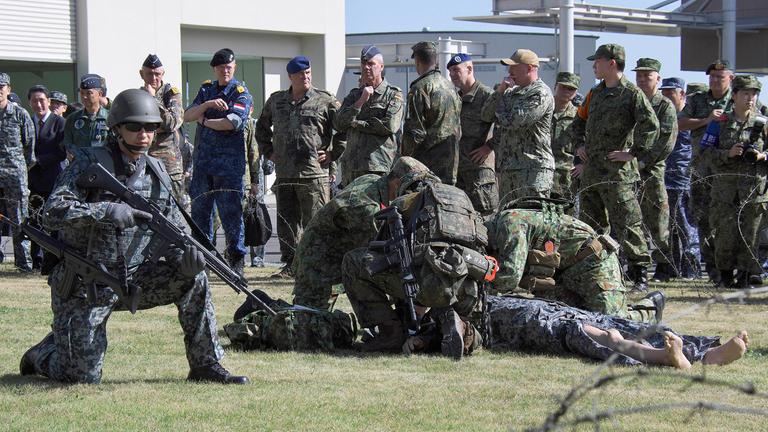Soldaten der Japanischen Maritimen Selbstverteidigungsstreitkräfte und der deutschen Bundeswehr nehmen im Rahmen des japanisch-amerikanischen Militaermanoevers Keen Sword 27 an einer gemeinsamen medizinischen Übung auf der Luftwaffenbasis Iruma teil