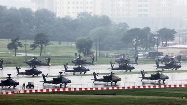 AH-64-Apache-Hubschrauber der US-Armee sind im Camp Humphreys in Pyeongtaek, Südkorea zu sehen - die jährlichen Militärübungen zwischen Südkorea und den Vereinigten Staaten endeten am 21.08.2026.