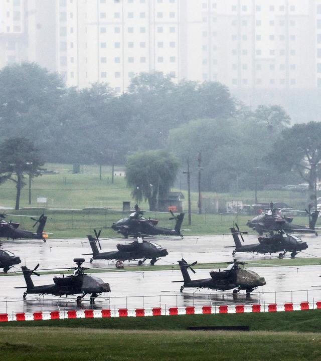 AH-64-Apache-Hubschrauber der US-Armee sind im Camp Humphreys in Pyeongtaek, Südkorea zu sehen - die jährlichen Militärübungen zwischen Südkorea und den Vereinigten Staaten endeten am 21.08.2026.