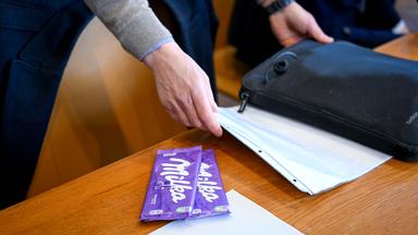 Milka-Tafel auf einem Tisch, mutmaßlich im Gericht.