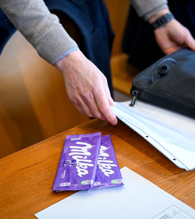Milka-Tafel auf einem Tisch, mutmaßlich im Gericht.