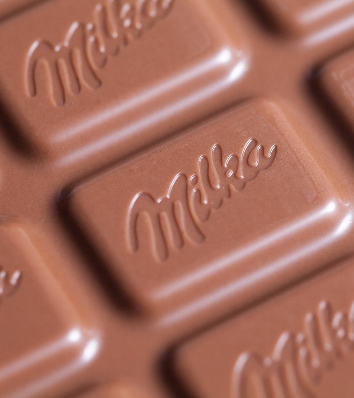 Milka-Schokolade mit dem typischen Schriftzug.