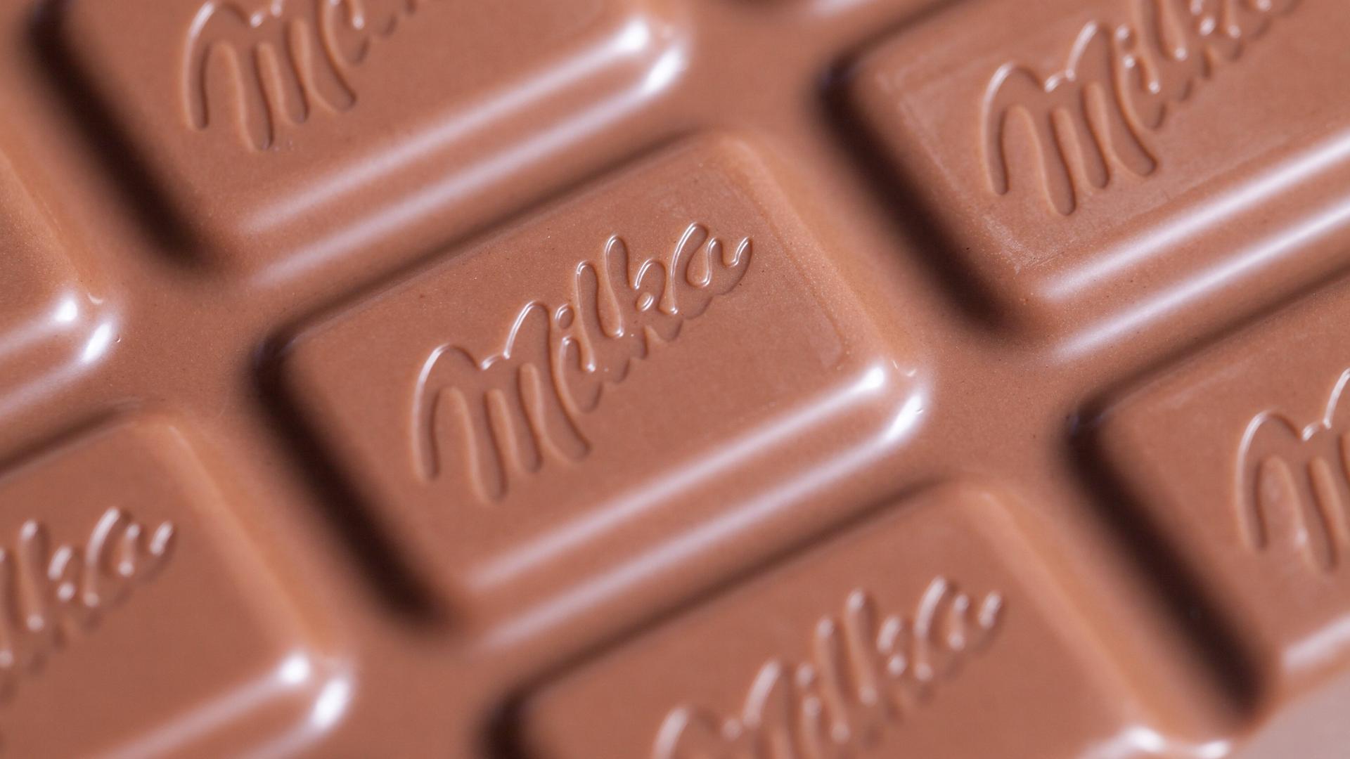 Milka-Schokolade mit dem typischen Schriftzug.