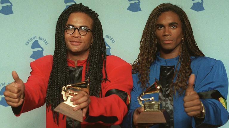 Die Mitglieder des Discopop-Duos "Milli Vanilli" Fab Morvan und Rob Pilatus bei den Grammys 1990.