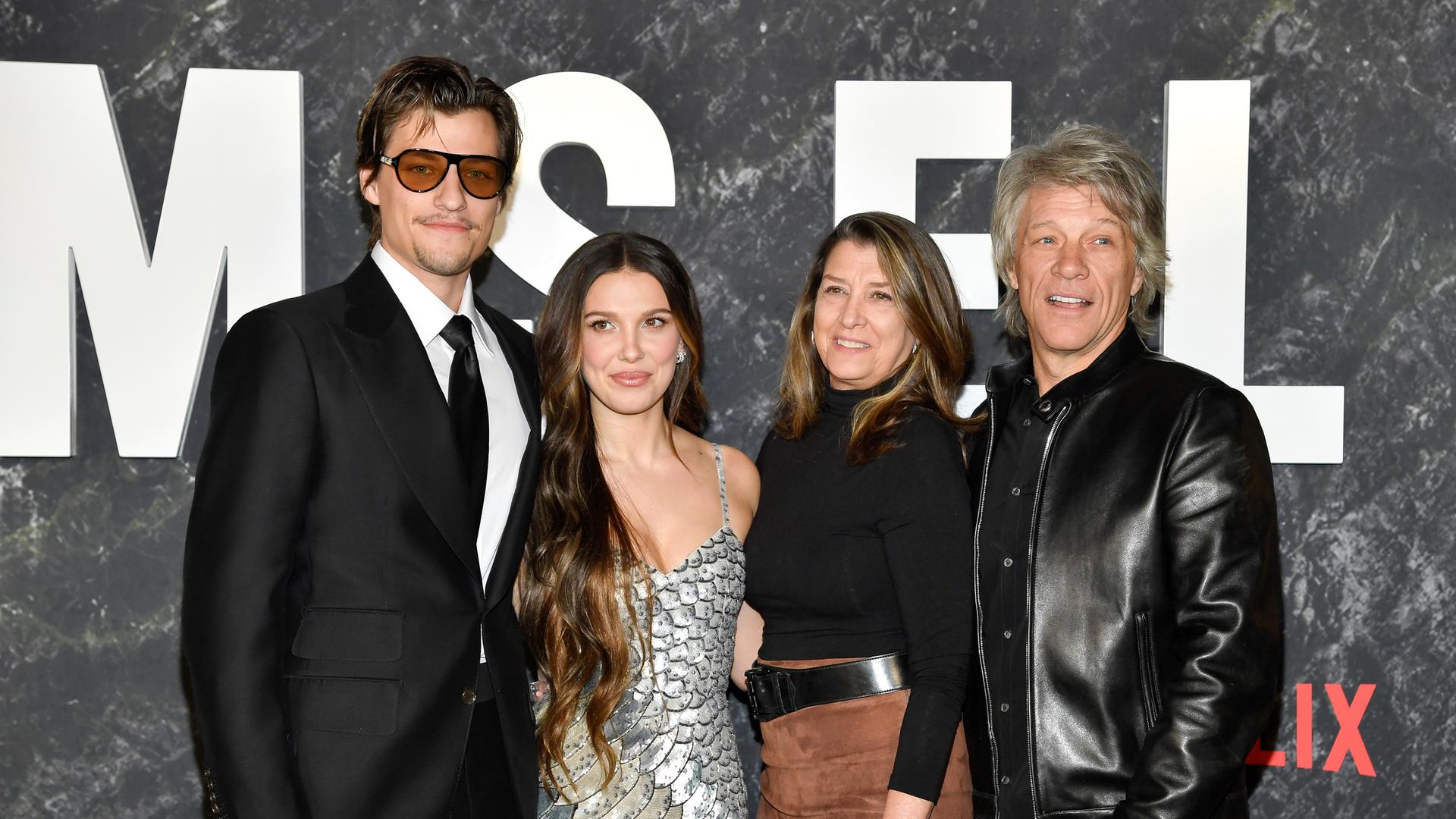 Millie Bobby Brown mit Verlobten und Schwiegereltern Bon Jovis bei "Damsel"