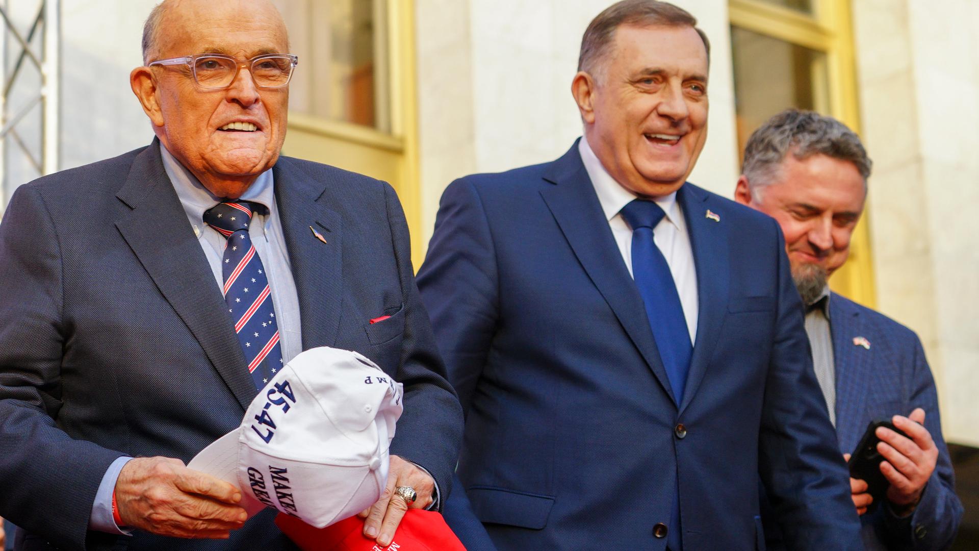 Milorad Dodik steht neben dem ehemaligen New Yorker Bürgermeister Rudy Guiliani auf einer Kundgebung.