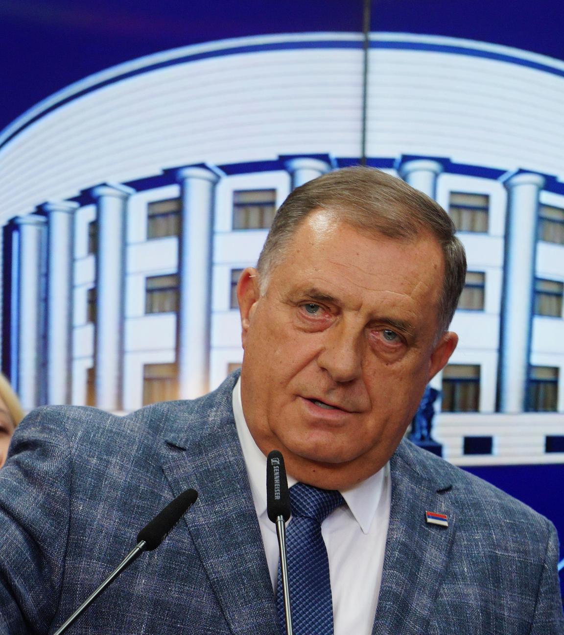 Serbenführer Milorad Dodik spricht bei einer Pressekonferenz.