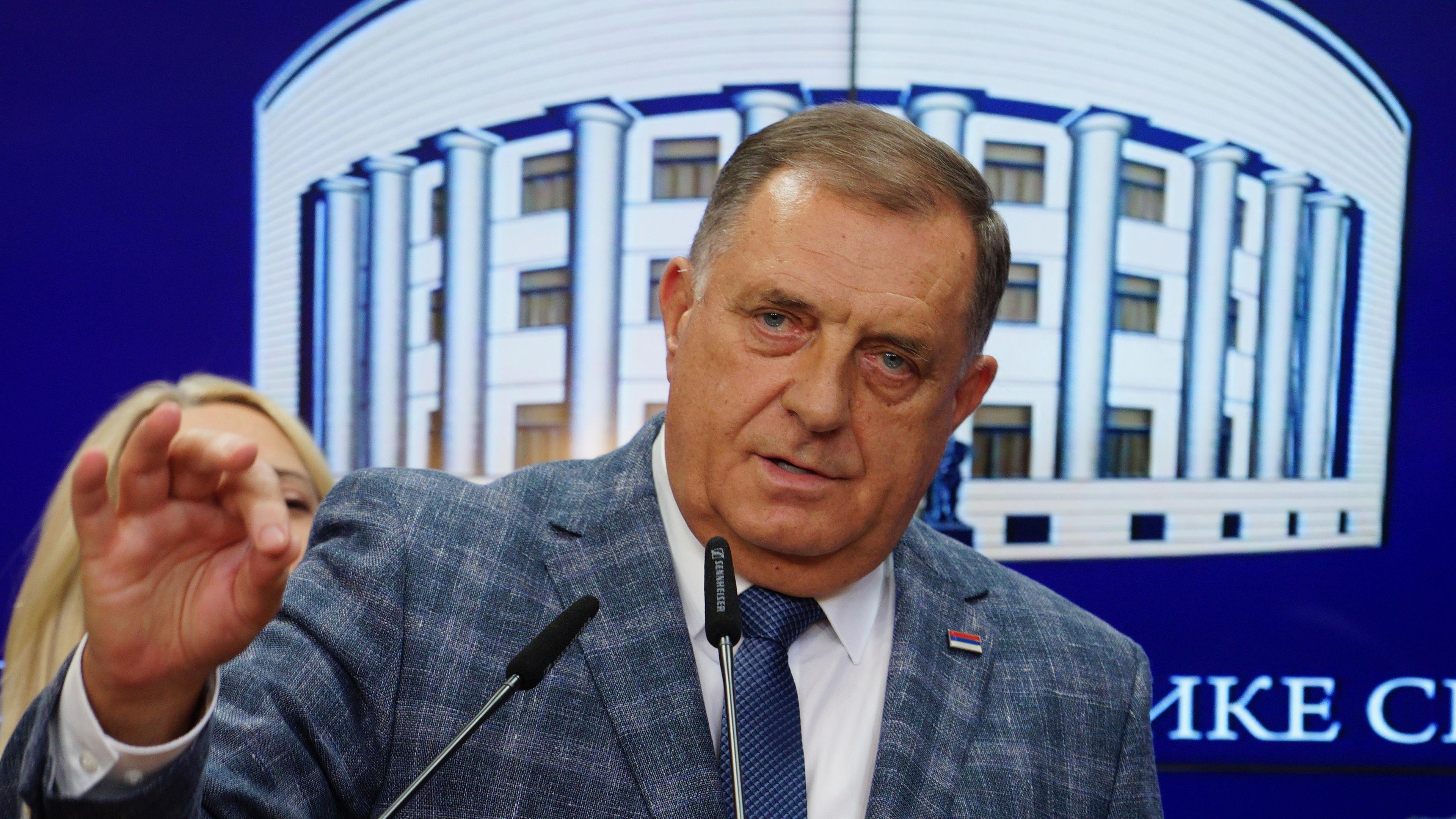 Serbenführer Milorad Dodik spricht bei einer Pressekonferenz.