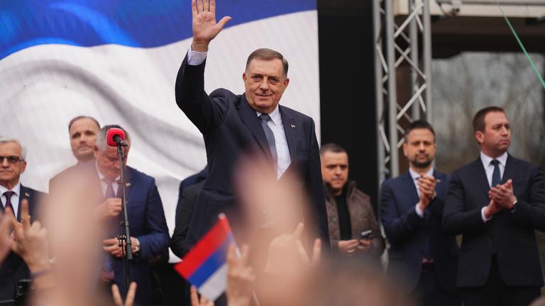 Milorad Dodik winkt seinen Unterstützern in Banja Luka zu.