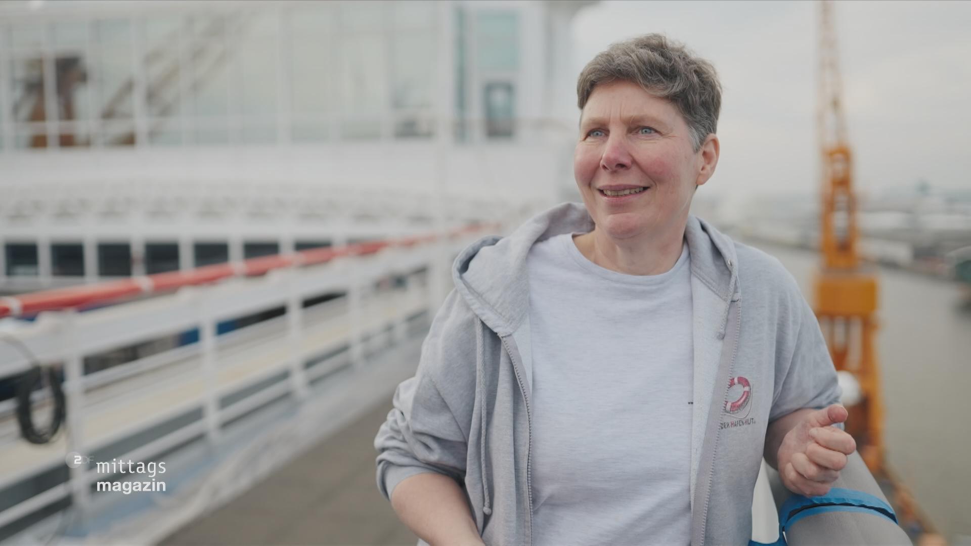 Anja van Eijsden lacht in die Kamera