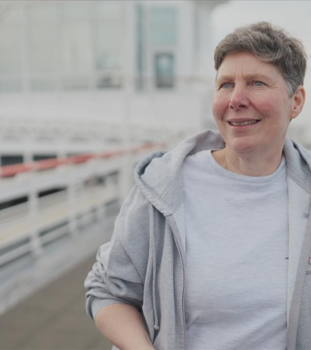 Anja van Eijsden lacht in die Kamera