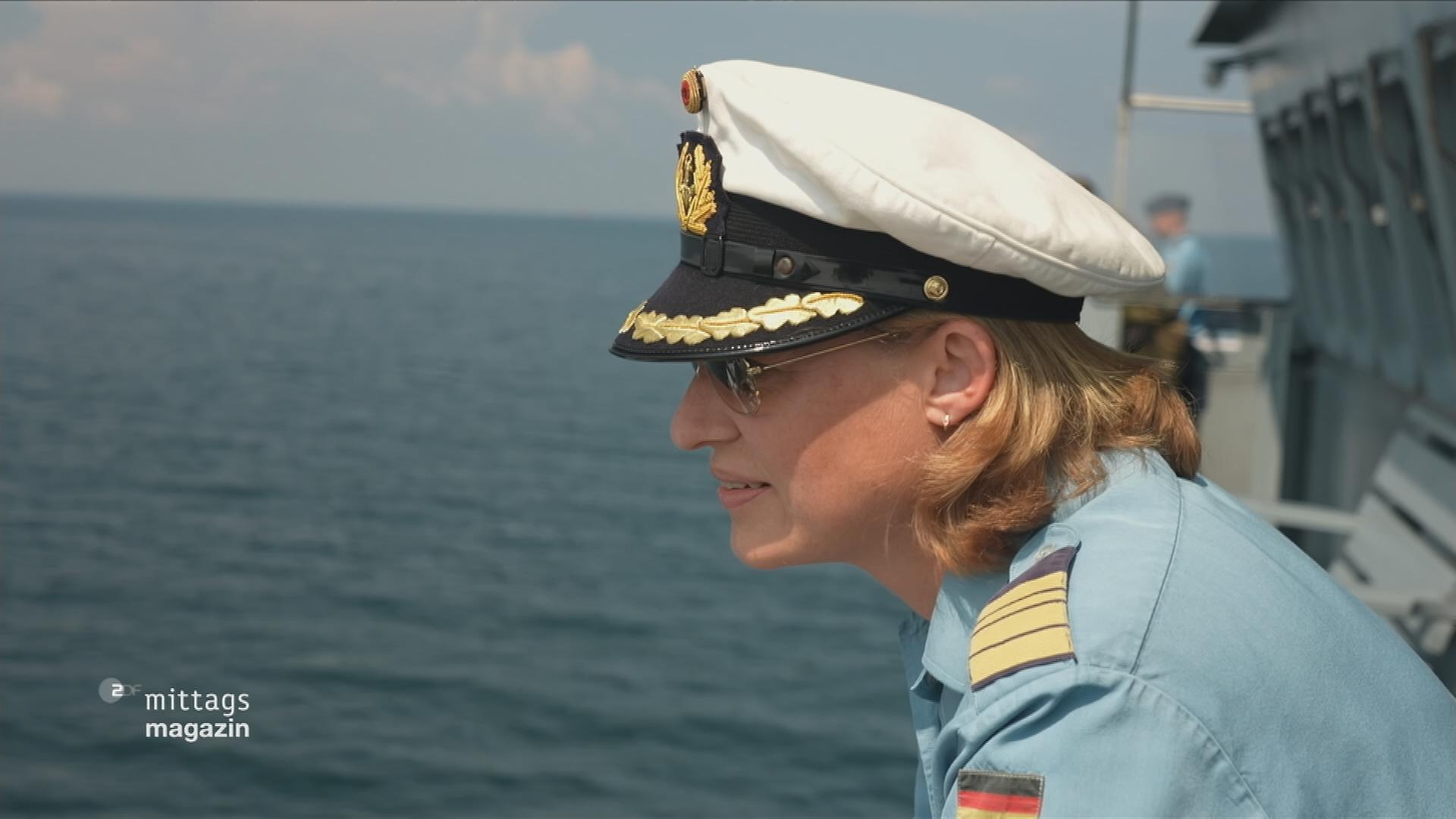 Inka von Puttkamer ist auf einem Schiff und guckt aufs Meer