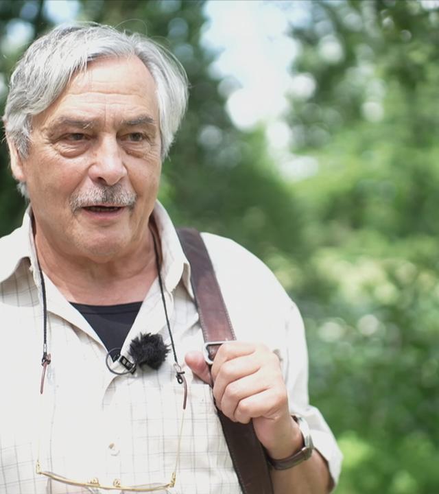 Holocaust-Überlebender Christian Pfeil steht im Grünen 