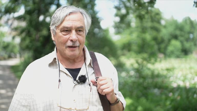 Holocaust-Überlebender Christian Pfeil steht im Grünen 