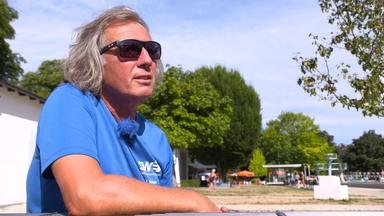 Jörg sitzt auf einer Bank mit Sonnenbrille 