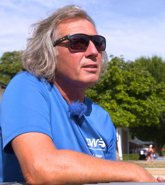Jörg sitzt auf einer Bank mit Sonnenbrille 