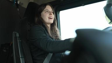 Amira Sami sitzt hinter dem Steuer ihres Lkw und lacht