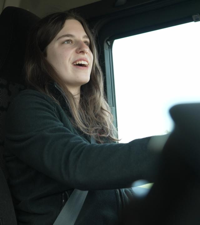 Amira Sami sitzt hinter dem Steuer ihres Lkw und lacht