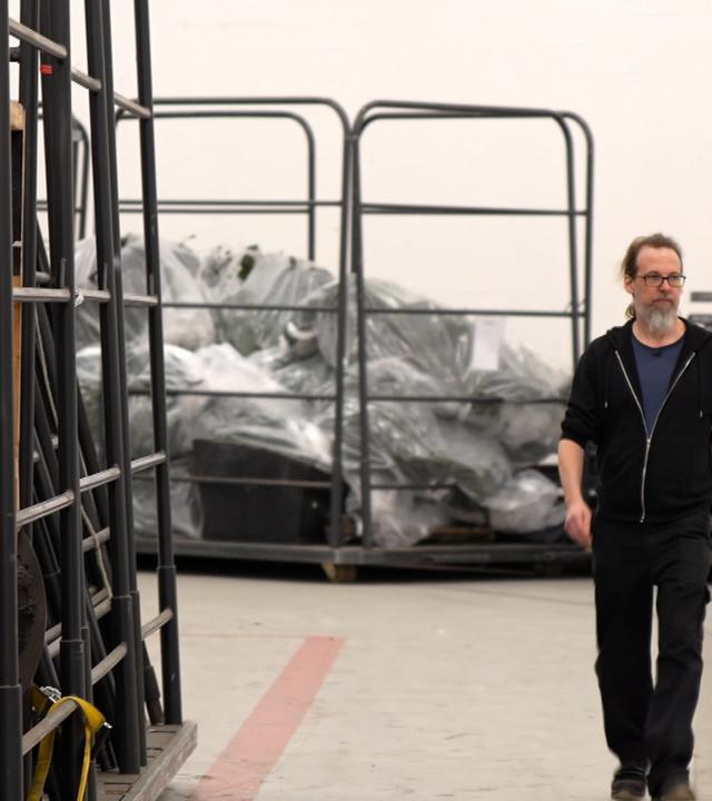  Sebastian Schwerikeläuft Gang entlang