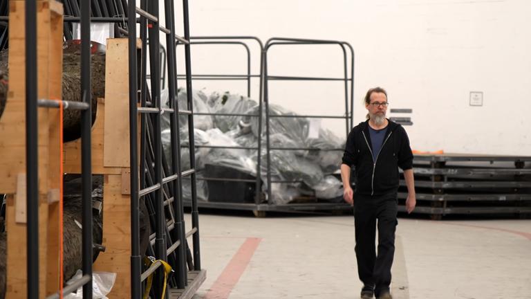  Sebastian Schwerikeläuft Gang entlang