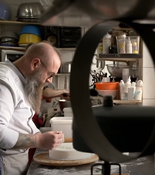 Mario Krüsmann beim Backen