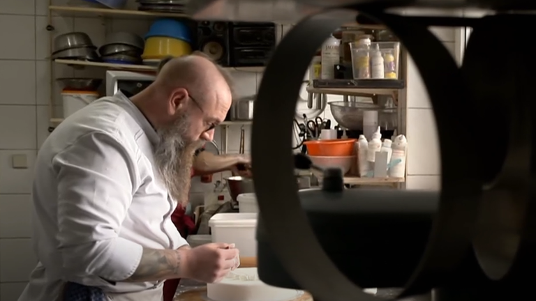 Mario Krüsmann beim Backen