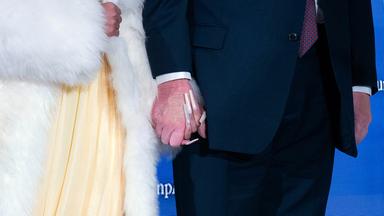 Nicki Minaj und Präsident Donald Trump halten Händchen bei der Vorstellung des Programms „Trump Accounts“ am Mittwoch, 28. Januar 2026, im Andrew W. Mellon Auditorium in Washington.