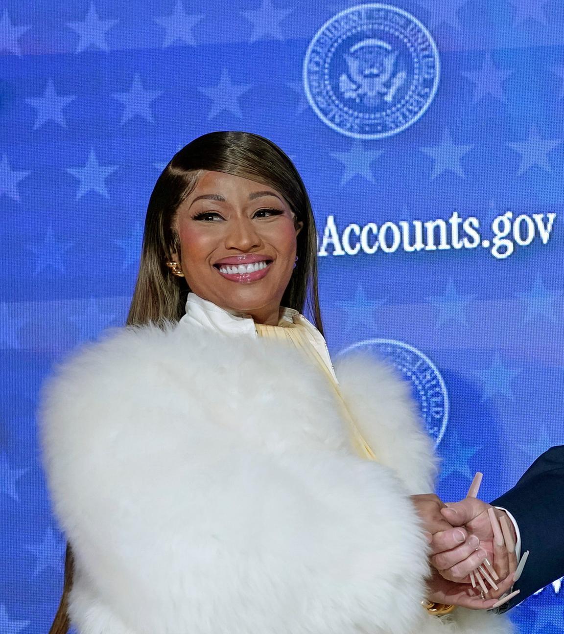Nicki Minaj und Präsident Donald Trump halten Händchen bei der Vorstellung des Programms „Trump Accounts“ am Mittwoch, 28. Januar 2026, im Andrew W. Mellon Auditorium in Washington.