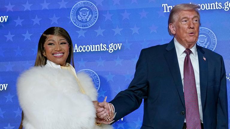 Nicki Minaj und Präsident Donald Trump halten Händchen bei der Vorstellung des Programms „Trump Accounts“ am Mittwoch, 28. Januar 2026, im Andrew W. Mellon Auditorium in Washington.